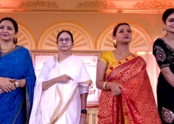 পুজো কার্নিভালে তারকাদের কম ভিড়, বিতর্ক এড়াতেই এই সিদ্ধান্ত?