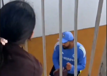 রোহিতের কাছে সই নিলেন বিরাটের তরুনী ফ্যান!