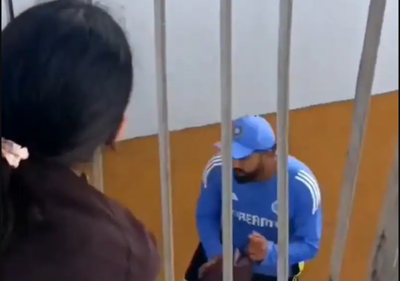 রোহিতের কাছে সই নিলেন বিরাটের তরুনী ফ্যান!