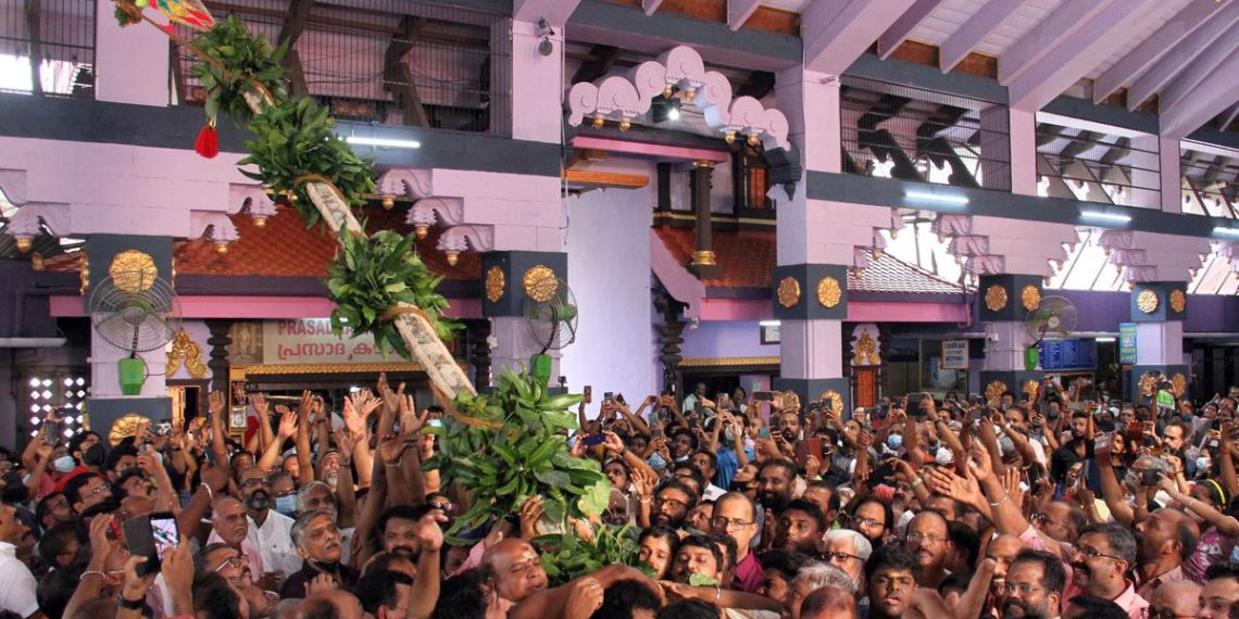 মহালয়া থেকেই উপচে পড়া ভিড় মন্ডপ গুলিতে, কটাক্ষ পোস্ট দেবাংশুর