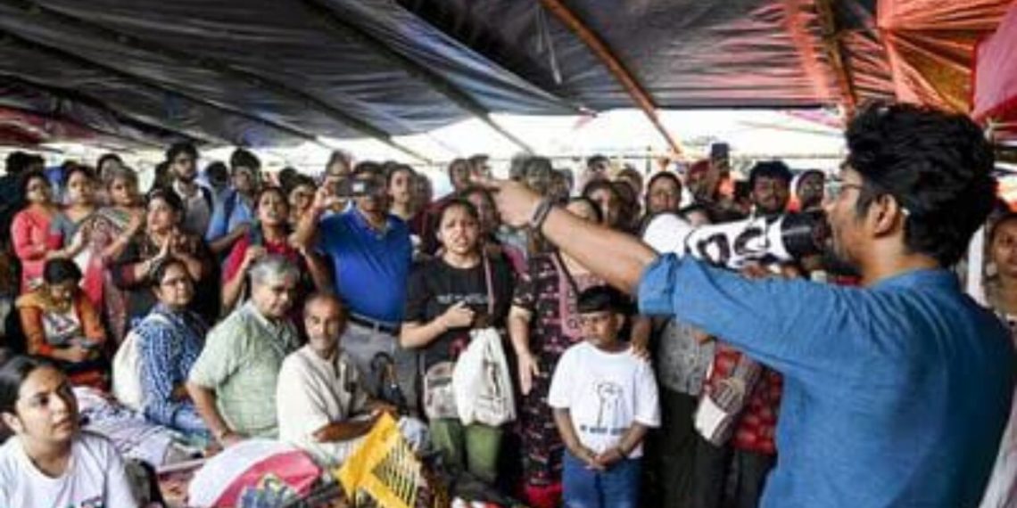 অনশনমঞ্চে ‘বায়ো টয়লেট’ তরজা অব্যাহত