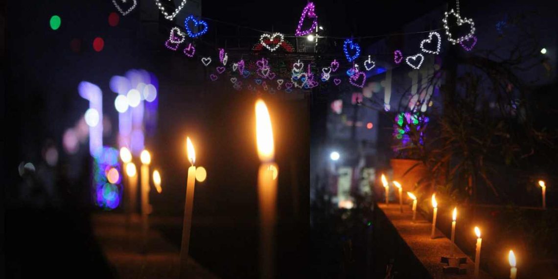 আজও রঙিন এলইডি টুনিকে টেক্কা দিচ্ছে বাংলার ঐতিহ্যের মোমবাতি