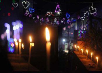 আজও রঙিন এলইডি টুনিকে টেক্কা দিচ্ছে বাংলার ঐতিহ্যের মোমবাতি