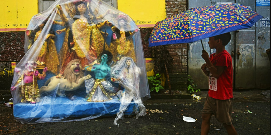 মহাসপ্তমীতে বৃষ্টির ভ্রুকুটি