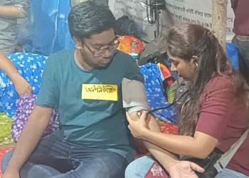 অনশনকারী অনিকেতের অবস্থা আশঙ্কাজনক, অনশনমঞ্চে পুলিশ