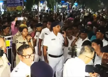 মানববন্ধনে উত্তেজনা!