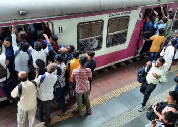 লোকাল ট্রেন দাঁড়ানোর সময় কমল, বাড়বে যাত্রী ভোগান্তি!