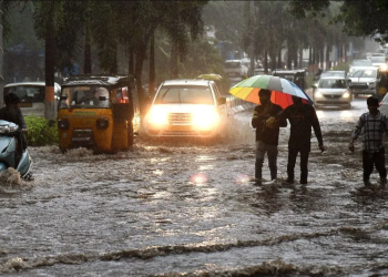ঘূর্ণিঝড় ‘ডানা’ র দাপটে দিনভর বৃষ্টি, কোথায় কোথায় রইলো সতর্কতা?