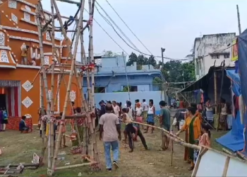 ৩০ ফুটের কালী প্রতিমা হুরমুড়িয়ে ভেঙে পড়ল