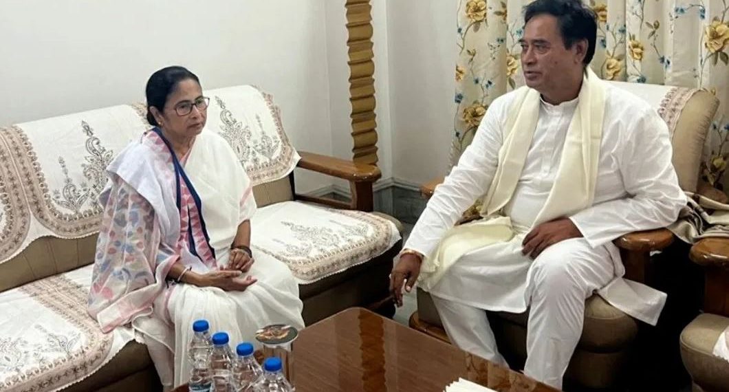 নিগৃহিত মহারাজের সঙ্গে মমতার কথা