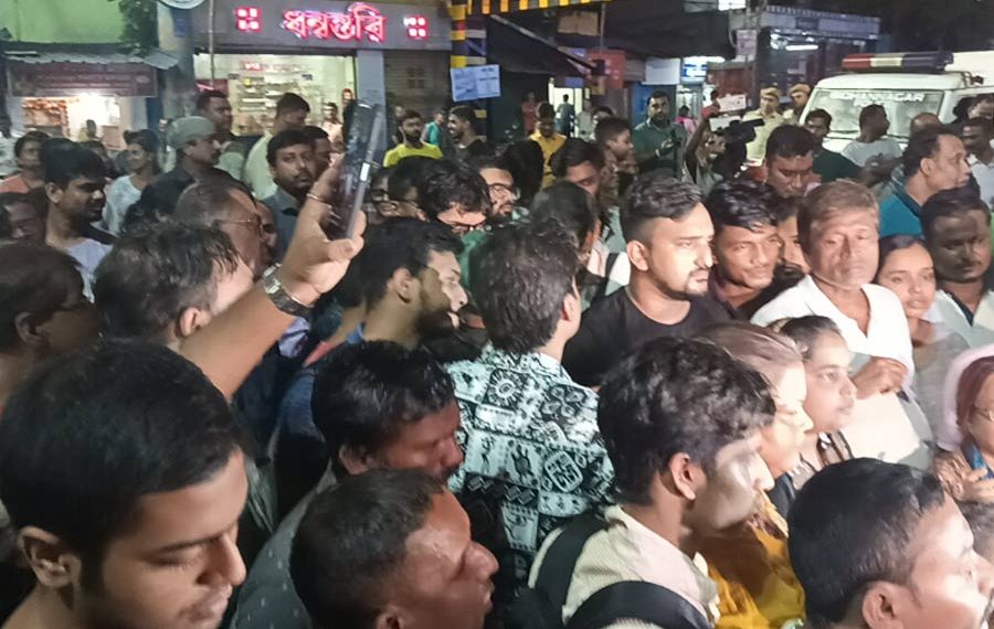 ডাক্তারদের আন্দোলনে শারদীয়ায় উৎসবের রূপ পেল চৌরঙ্গী