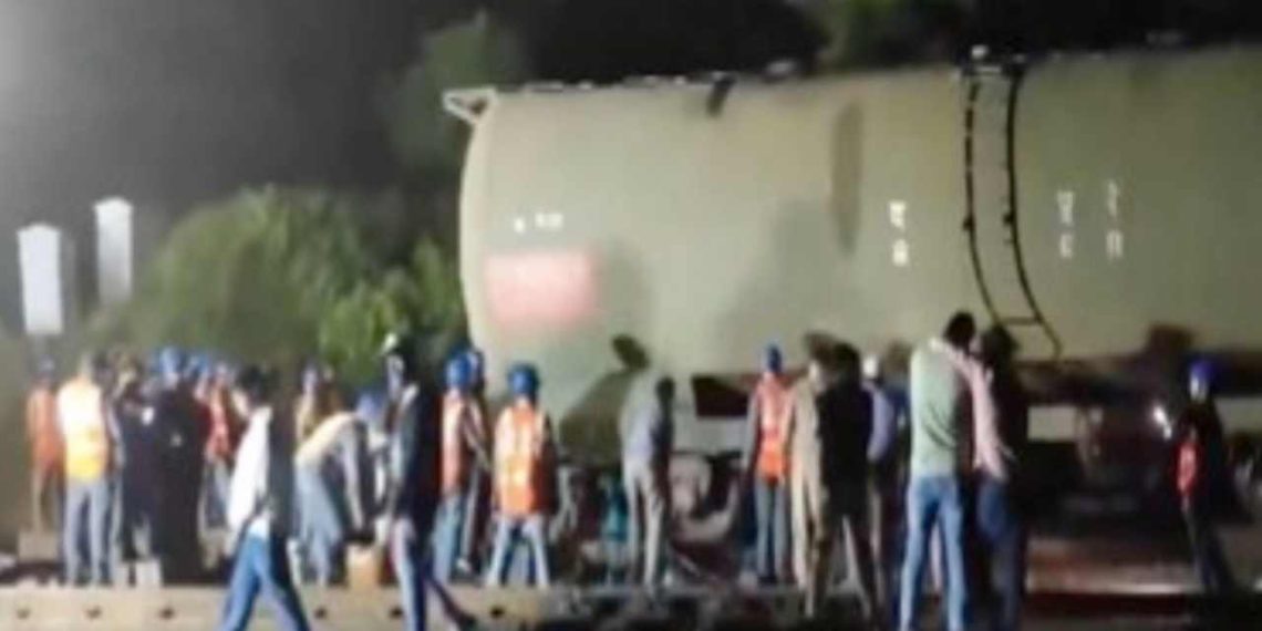 আবারও ট্রেন দুর্ঘটনা! এবার লাইন থেকে ছিটকে গেল ট্যাঙ্কার