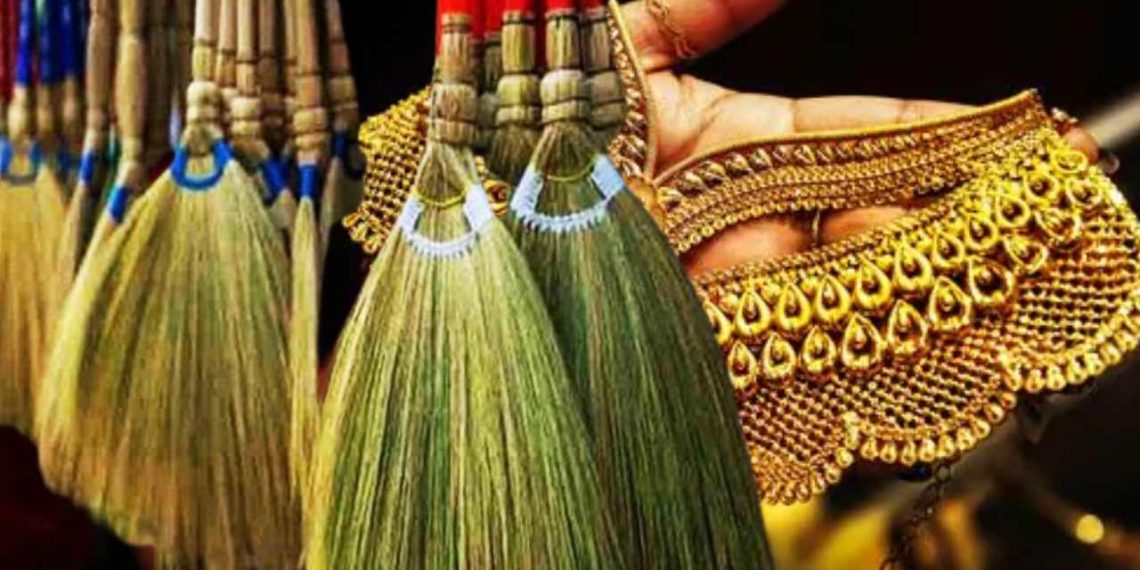 ধনতেরাস কি, কেনই বা এই দিন কিনতে হয় ঝাড়ু?