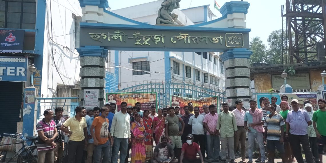 বেতনের দাবিতে চুঁচুড়া পুরসভায় বিক্ষোভ