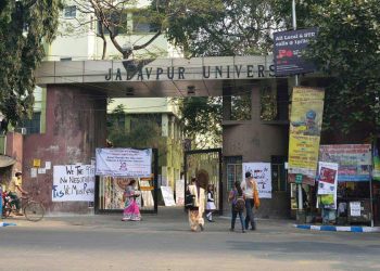 খাতা চেক না করে ফল প্রকাশের অভিযোগ যাদবপুরে