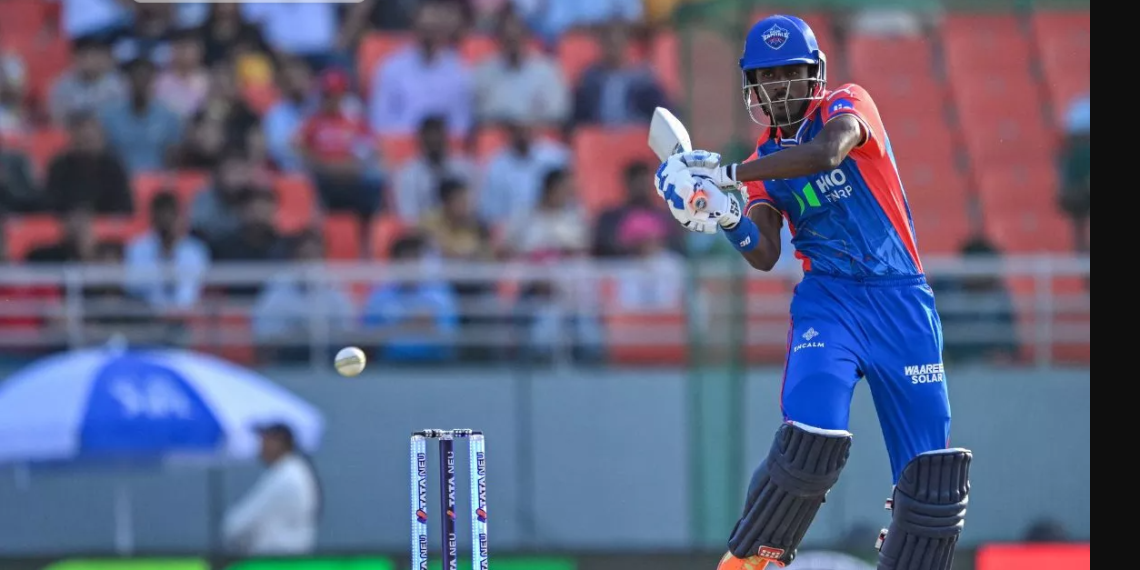 পরিবারের সামনে নায়ক হয়ে অত্যন্ত খুশি অজাজ।