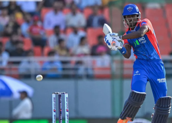 পরিবারের সামনে নায়ক হয়ে অত্যন্ত খুশি অজাজ।