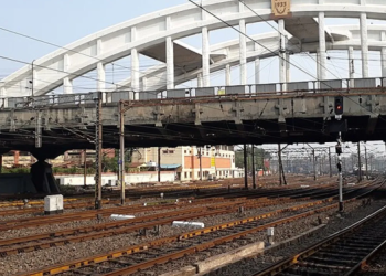 ভেঙে যাচ্ছে হাওড়া স্টেশন সংলগ্ন ঐতিহাসিক ব্রিজ