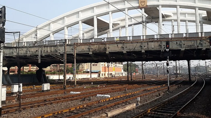 ভেঙে যাচ্ছে হাওড়া স্টেশন সংলগ্ন ঐতিহাসিক ব্রিজ