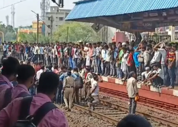 রোজ ট্রেন লেট, অবরোধ ফুলেশ্বর স্টেশনে