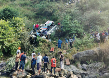 উত্তরাখণ্ডের আলমোড়ায় বাস খাদে