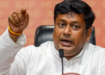 সুকান্তকে শোকজ নোটিশ ধারালো কমিশন