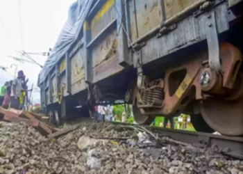 ভয়াবহ ট্রেন দুর্ঘটনা! লাইনচ্যুত হল মালগাড়ি