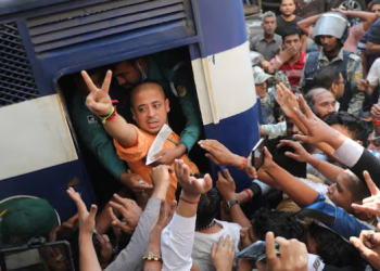 কারাগারে চিন্ময়! রাস্তায় লাখ লাখ সনাতনী হিন্দু, আতঙ্কিত ইউনুস