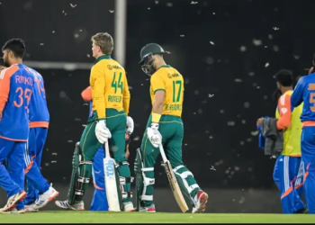 পোকার দাপটেই বন্ধ ম্যাচ