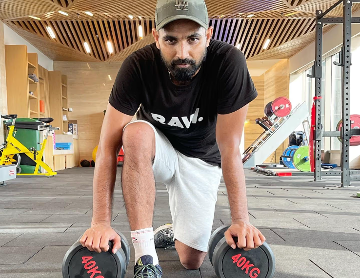 খালি পায়ে কাদায় দৌড়ই, শামির মাঠে ফেরার রহস্য!