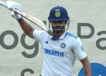 ব্যাট হাতে  নীতীশ কখনও অল্লু,কখনও প্রভাস