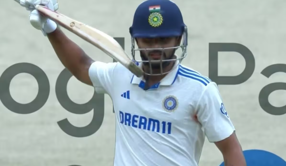 ব্যাট হাতে  নীতীশ কখনও অল্লু,কখনও প্রভাস