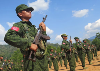 আরাকান বাহিনী ঘিরে ফেলেছে বাংলাদেশকে, ইউনূসের চক্রান্তে গর্জে উঠল সেনাপ্রধান