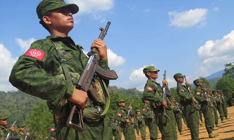 আরাকান বাহিনী ঘিরে ফেলেছে বাংলাদেশকে, ইউনূসের চক্রান্তে গর্জে উঠল সেনাপ্রধান