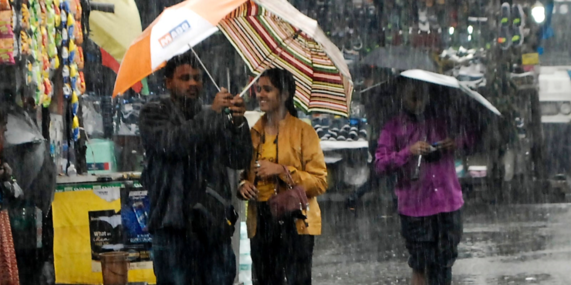 বড়দিনে হাজির বৃষ্টি! শীতের আমেজেও ভাঁটা