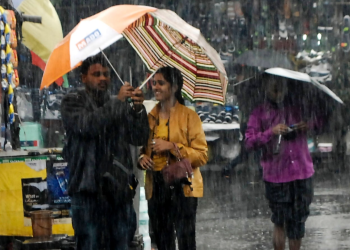 বড়দিনে হাজির বৃষ্টি! শীতের আমেজেও ভাঁটা