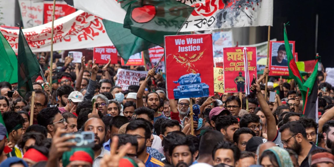 বাংলাদেশের ফের চরমে ছাত্র আন্দোলন! ইউনূস জামানা শেষ, তির্যকপূর্ণ বার্তা সেনাপ্রধানের