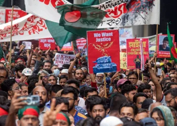 বাংলাদেশের ফের চরমে ছাত্র আন্দোলন! ইউনূস জামানা শেষ, তির্যকপূর্ণ বার্তা সেনাপ্রধানের