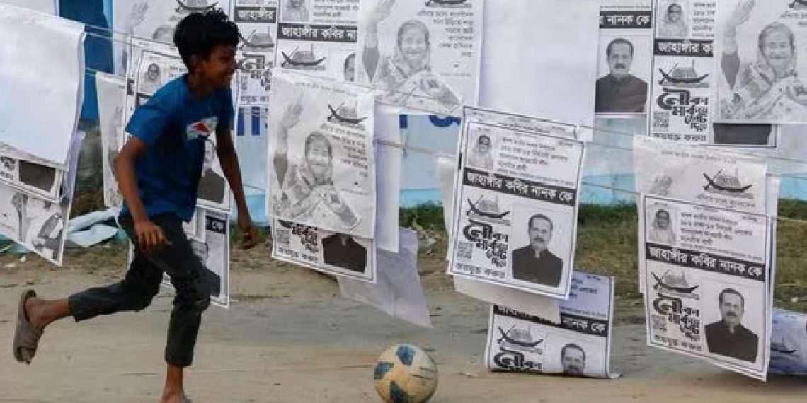 বাংলাদেশ জুড়ে পোস্টার “হাসিনা আসবে বাংলাদেশ হাসবে” সেনাপ্রধানের চালেই রাতের ঘুম উড়ল ইউনূসের