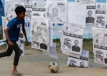 বাংলাদেশ জুড়ে পোস্টার “হাসিনা আসবে বাংলাদেশ হাসবে” সেনাপ্রধানের চালেই রাতের ঘুম উড়ল ইউনূসের