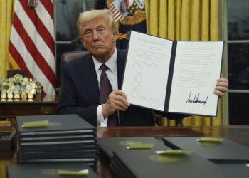 তৃতীয় লিঙ্গ বলে কিছু নেই, শপথের পরেই লিঙ্গবৈষম্যের বড় ঘোষণা ট্রাম্পের