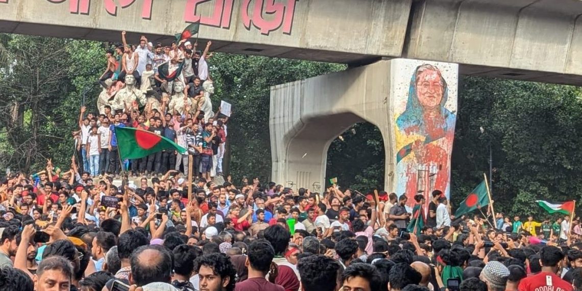 আবারো এক পরিবর্তনের মুখে দেশ!  “ছেড়ে দে মা কেঁদে বাঁচি” সরকারের অবস্থা,  বিদায় ঘন্টা বেজে গেছে