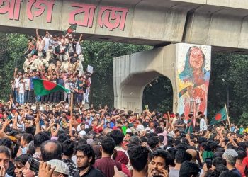 আবারো এক পরিবর্তনের মুখে দেশ!  “ছেড়ে দে মা কেঁদে বাঁচি” সরকারের অবস্থা,  বিদায় ঘন্টা বেজে গেছে