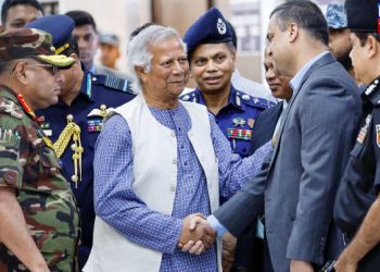 সেনা বিক্ষোভের মাঝেই বড় ঘোষণা, ইউনূসের সিদ্ধান্তে তোলপাড়, মূল ক্ষমতায় সেনাপ্রধান