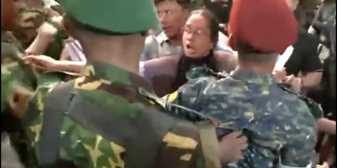 বাংলাদেশ সেনাতেই যত গন্ডগোল! বিভাজনের রাজনীতিতে হুঁশিয়ারি সেনাপ্রধানের