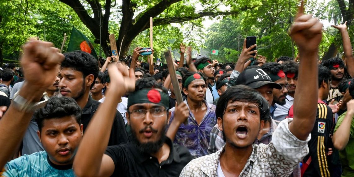 ঢাকা রাজপথে ছাত্ররা, ছাত্র আন্দোলনের চাপে ইউনূস সরকার, সেনাপ্রধানের ভয়ঙ্কর চালে দিশেহারা ইউনূস