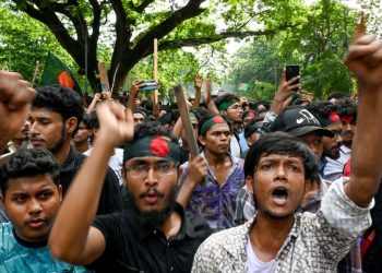 ঢাকা রাজপথে ছাত্ররা, ছাত্র আন্দোলনের চাপে ইউনূস সরকার, সেনাপ্রধানের ভয়ঙ্কর চালে দিশেহারা ইউনূস