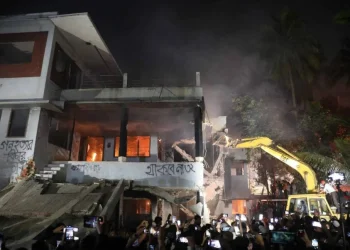 মরণ কামড় ইউনূসের, বুলডোজার দিয়ে গুঁড়িয়ে দেওয়া হচ্ছে হাসিনার ধানমন্ডির বাড়ি