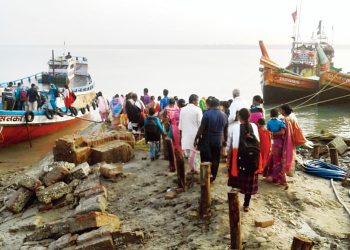 পাথরপ্রতিমা ব্লকে নদী পারাপার নিয়ে বেহাল অবস্থার জেটির