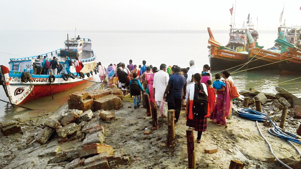 পাথরপ্রতিমা ব্লকে নদী পারাপার নিয়ে বেহাল অবস্থার জেটির